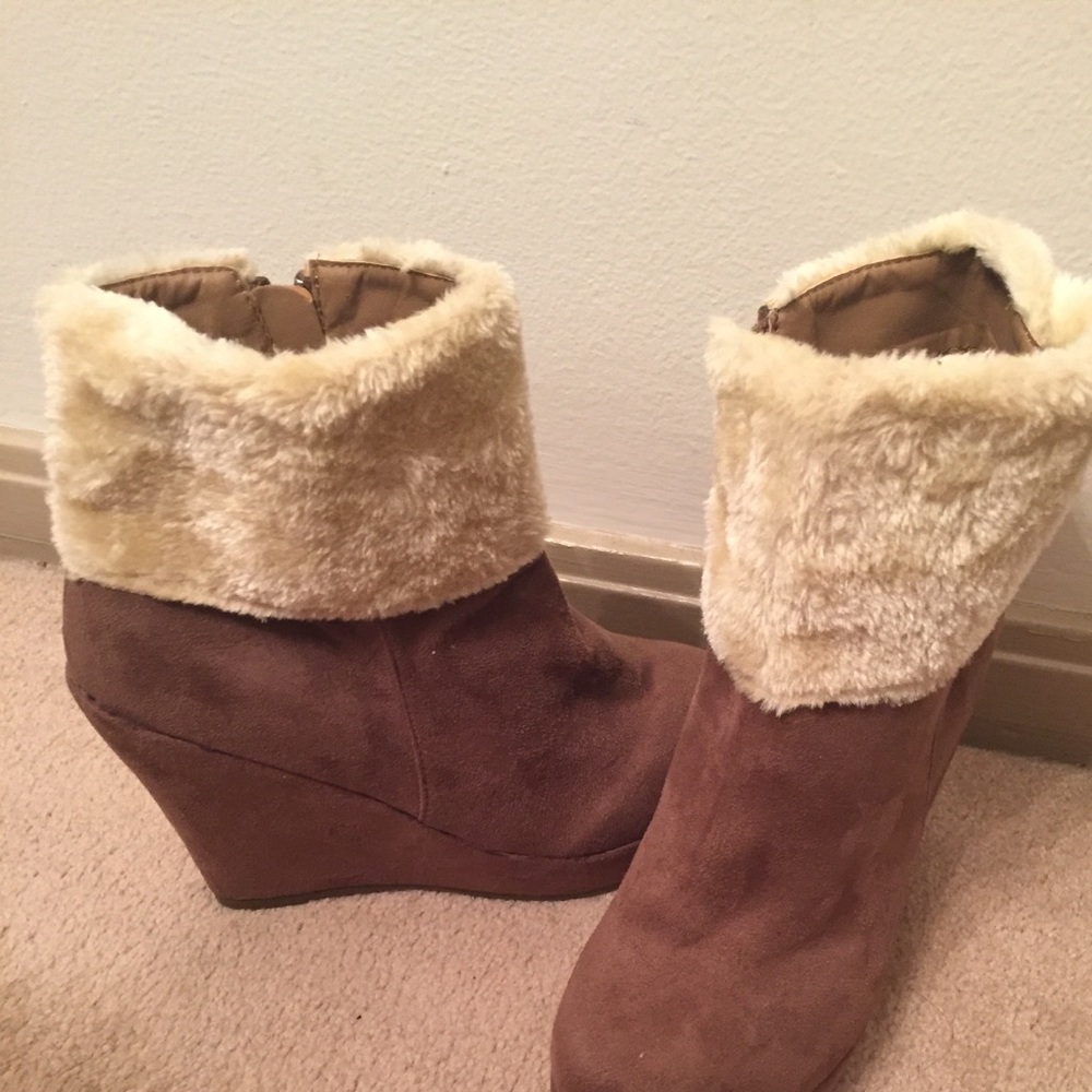 Ankle wedge boots .